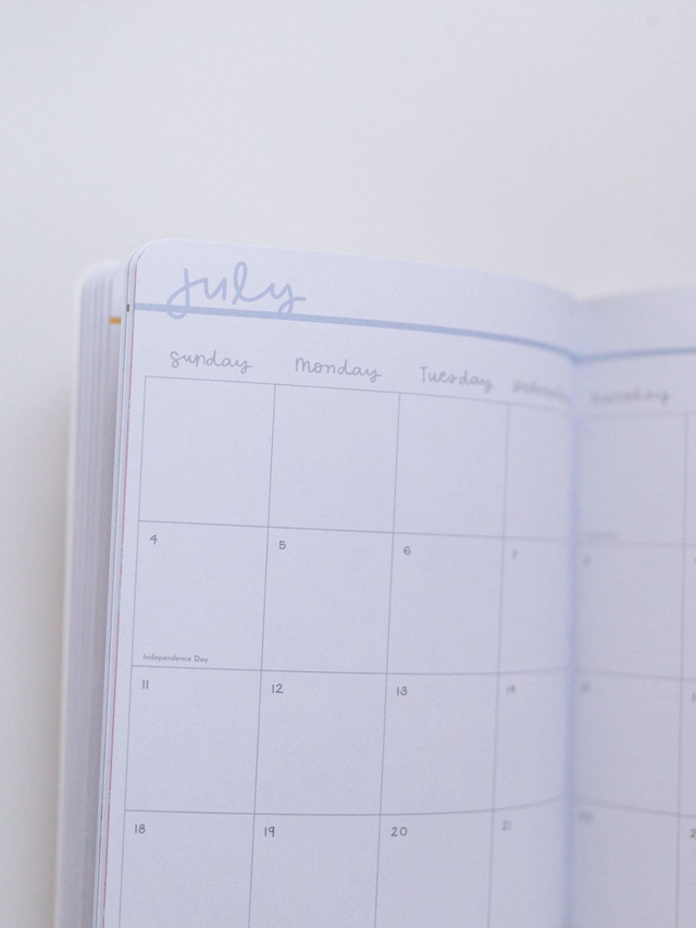 Blue Floral & Bows Petite Planner : 2027 Calendar Year, 2 of 14