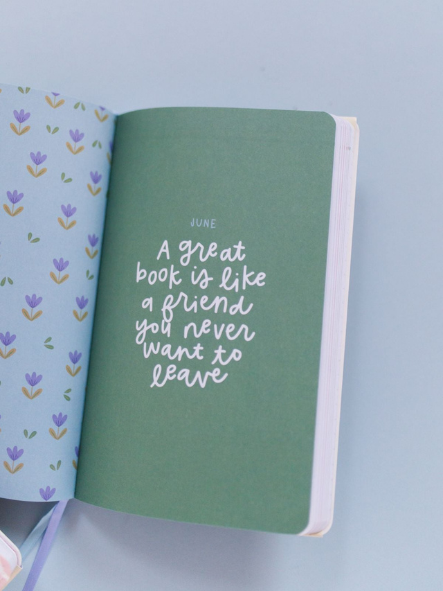 Blue Floral & Bows Petite Planner : 2027 Calendar Year, 4 of 14