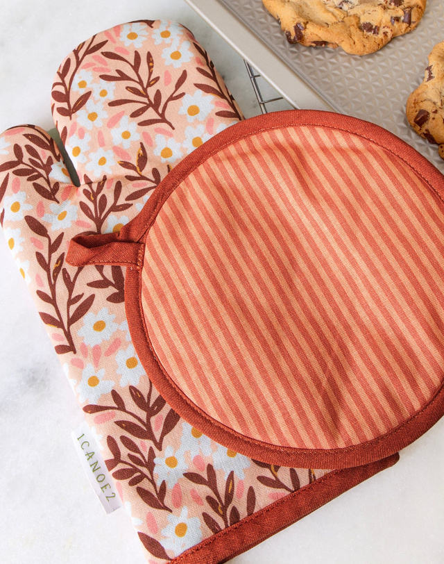 Pink Daisy Pot Holder Set, 2 of 4